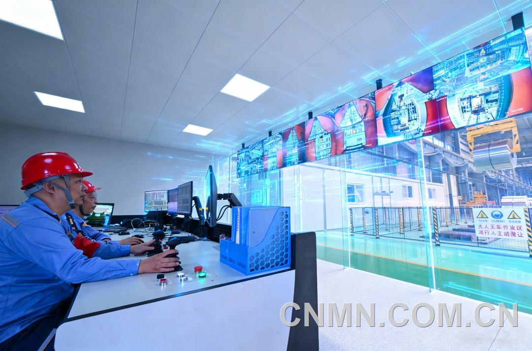 西南铝热连轧智能化平面库职工在操作室吊运铝卷。