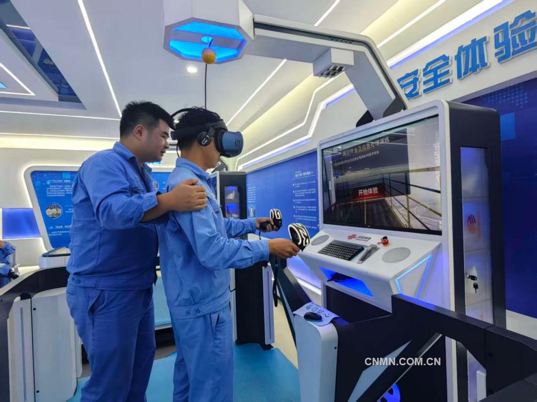 水口山矿工正在参与vr体验和实操互动